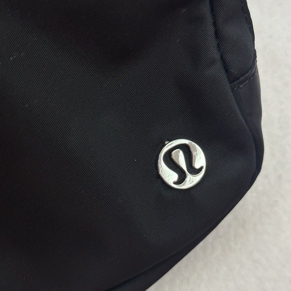 Lululemon Everywhere Belt Bag Crossbody Strap Extended 1L Black - Picture 4 of 11